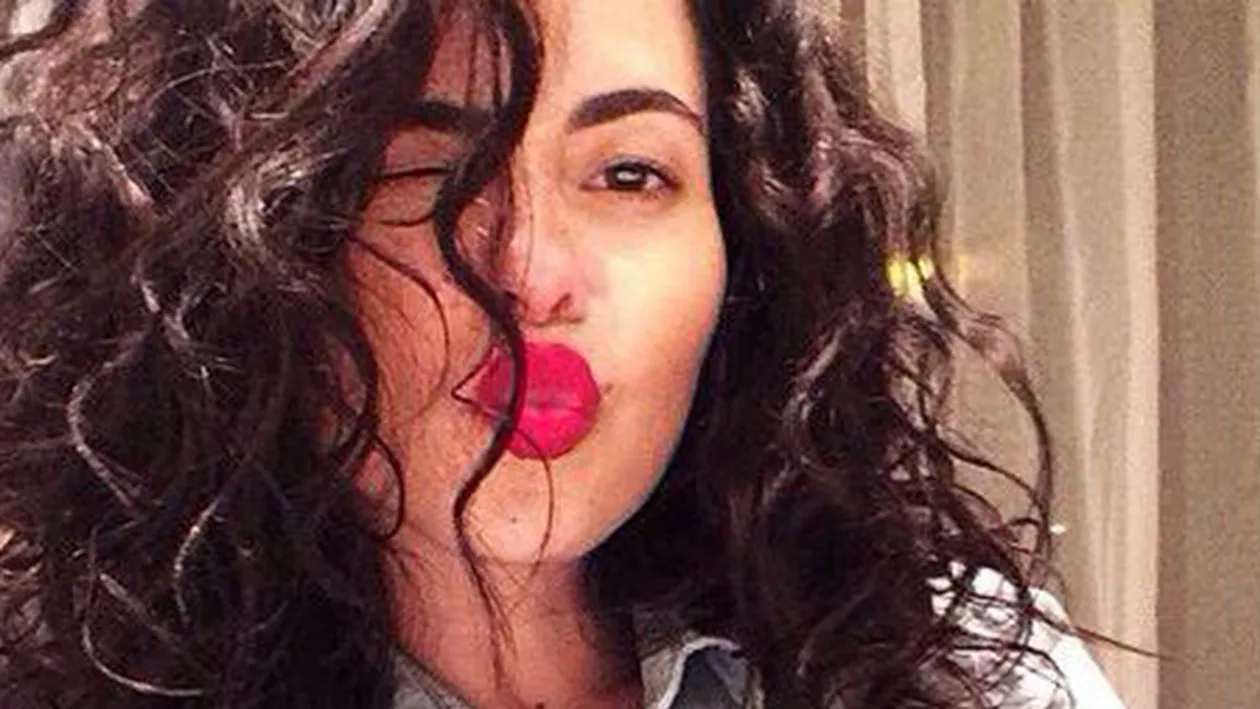 Isi ademeneste fanii goala, cu un pahar de bautura in mana! Dupa ce au vazut asta, toti s-au indragostit iremediabil de Inna!