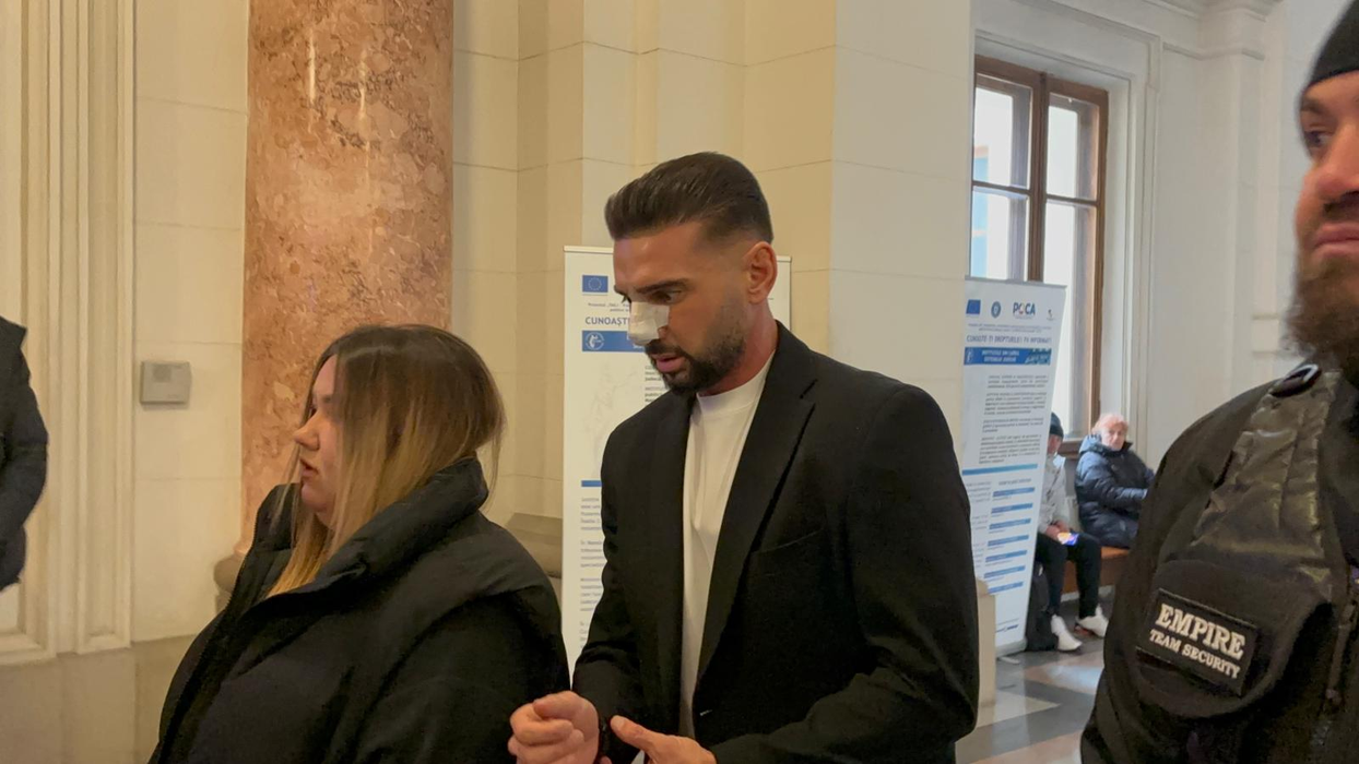 Dorian Popa merge la închisoare? Artistul a apărut la tribunal flancat de bodyguarzi și cu nasul bandajat