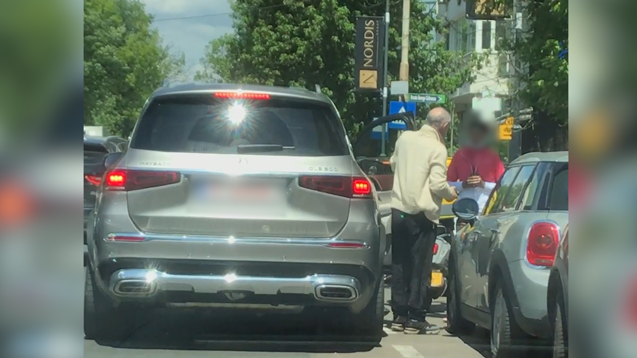 Gigi Becali coboară din Maybach și se îndreaptă spre o agenție CEC