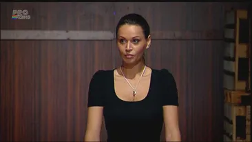 Ea este noua casnică de la Masterchef! Nu ştiu dacă gătesc la fel de bine cum arăt, dar sper să iau şorţul. Crezi că a reuşit?