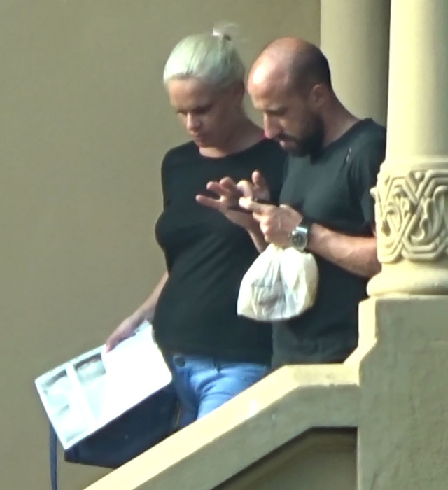Iasmin şi-a verificat telefonul imediat ce a ieşit din cabinetul de ginecologie