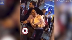 Imagini incredibile! O soție înșelată i-a smuls părul din cap amantei, chiar pe aeroport