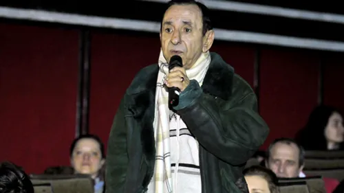Trupul lui Nae Lăzărescu a fost depus la Teatrul Constantin Tănase. Zeci de colegi au venit să-i aprindă o lumânare actorului