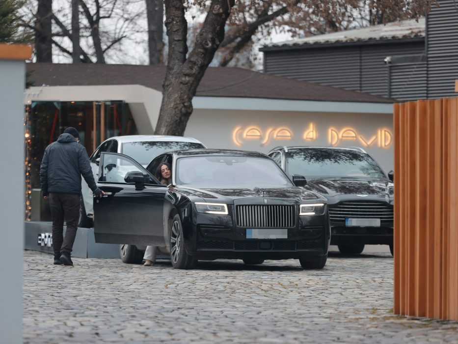 Teodora Becali urcă în mașină