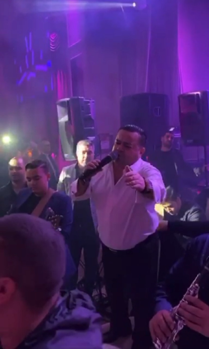 Adi Minune a cântat pe un scaun la o nuntă din Ardeal!