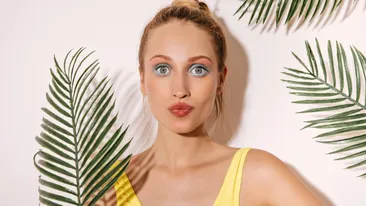 (P) Machiajul de vacanță: ce produse să iei cu tine pentru un look fresh și fără griji