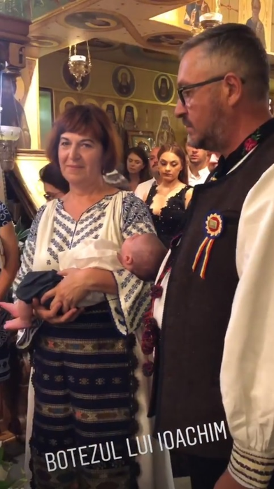Andreea Popescu și-a botezat fiul! Imagini emoționante din timpul slujbei și ținuta superbă pe care a îmbrăcat-o fosta dansatoare a Deliei
