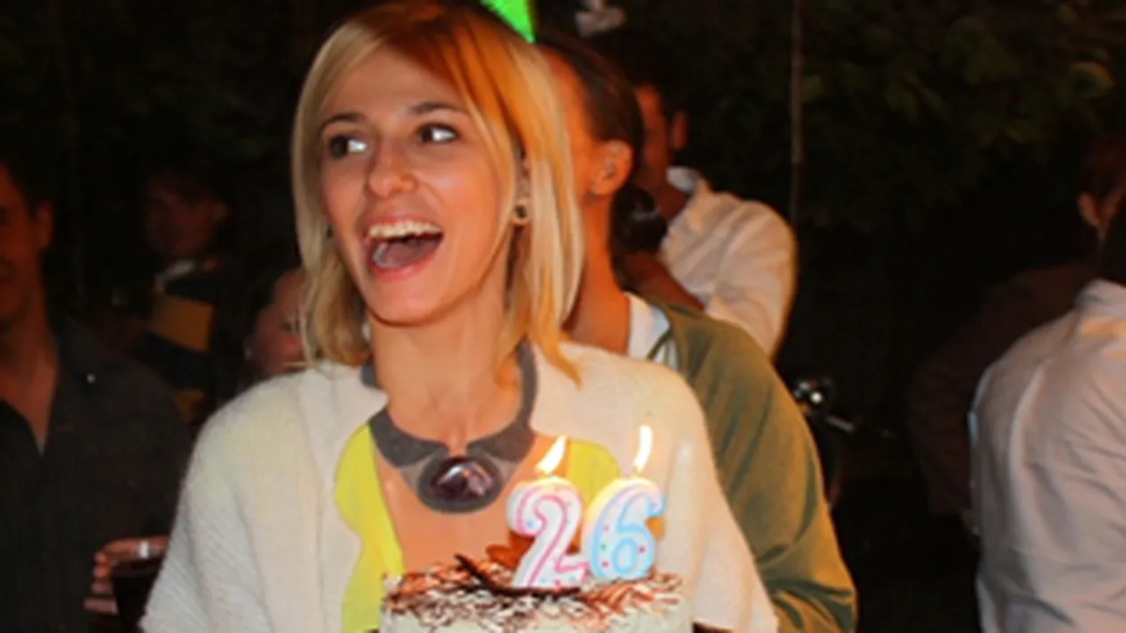 Dana Rogoz implineste 26 de ani astazi! Actrita si-a sarbatorit ziua de nastere cu Adela Popescu