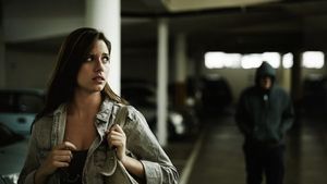 Ce a găsit o tânără pe mașina sa din parcarea unui supermarket, după ce a fost urmărită de un individ dubios. A tras un semnal de alarmă pentru toate femeile: „Traficanților nu le pasă câți ani ai”