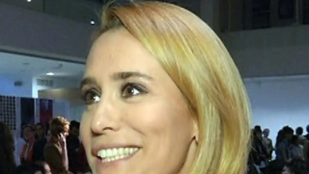 Andreea Esca are unghiile făcute de soţul ei: El se ocupă de manichiura mea