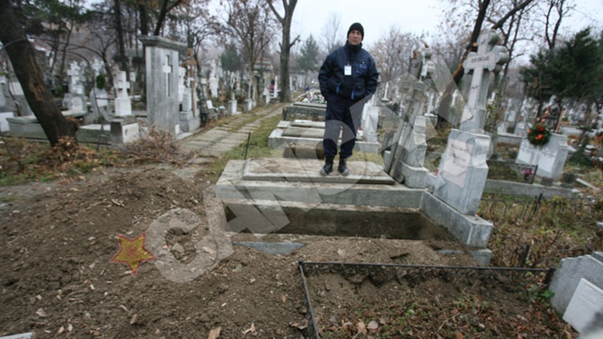 Fortareata in jurul Malinei Olinescu! Mormantul cantaretei este bine pazit de bodyguarzi!