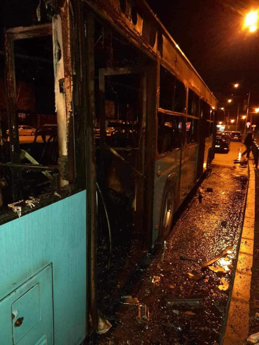 Un autobuz STB a ars complet/ Sursa foto: Facebook