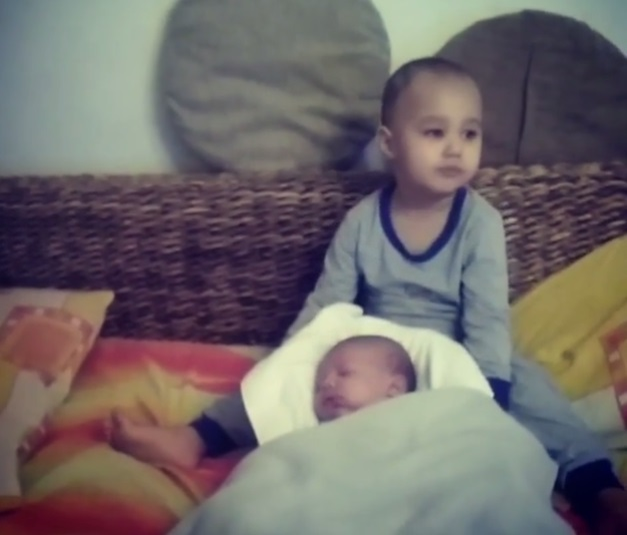 Dominic, un frate mai mare grijuliu! Imagini emoţionante cu băieţelul lui Velea şi al Antoniei în timp ce-l adoarme pe Akim