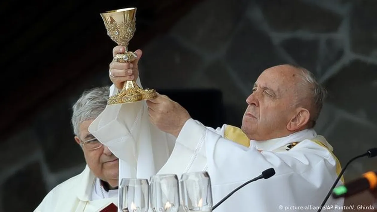 Un celebru artist italian îl atacă dur pe Papa Francisc: ”Ai 350.000 de tone de aur! Cumpără măști și aparate respiratorii!”