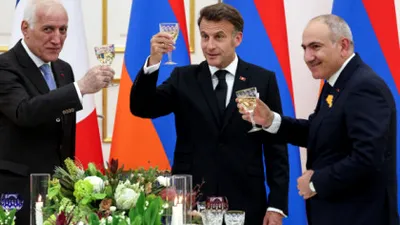 Emmanuel Macron a cântat live, acompaniat de premierul armean la tobe, cea mai cunoscut piesă a lui Aznavour