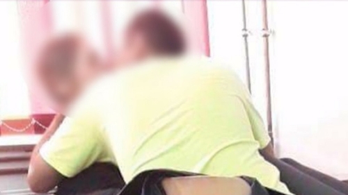 Noi imagini cu eleva și profesorul care se sărutau în clasă: ”Ea era întinsă pe catedră, cu picioarele în sus şi el era peste ea”