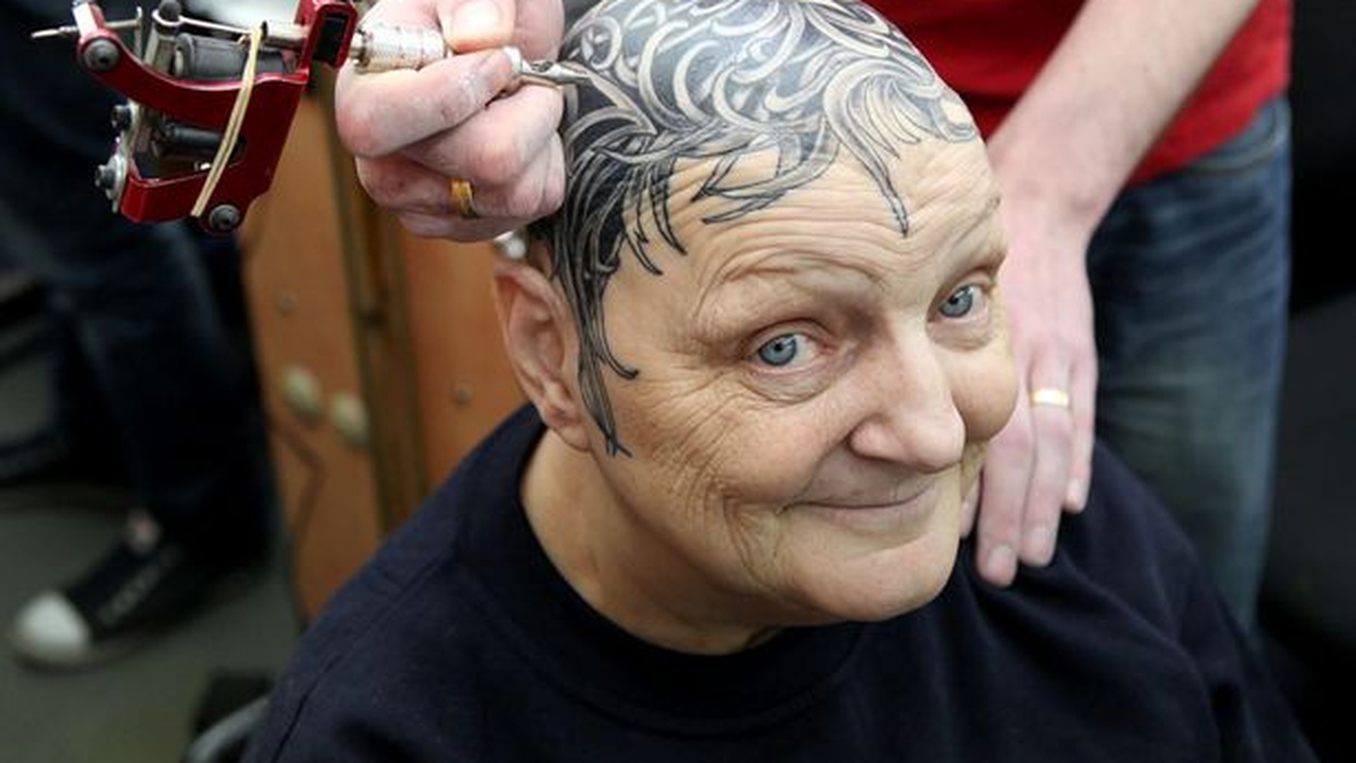 Satula de chelie si zecile de peruci! O bunicuta s-a tatuat pe tot capul