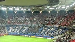 Video fabulos! 50.000 de suflete au scandat "Mitica la Puscarie" - Coregrafia stelistilor care i-a facut pe dinamovisti sa-i aplaude cu respect- Pe toata National Arena scria MORI MITICa