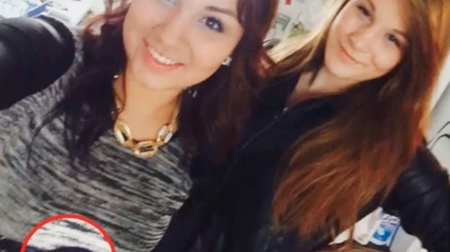 Autoarea unei crime a fost prinsă cu ajutorul unui selfie publicat de ea pe Facebook! Detaliul observat de poliţişti