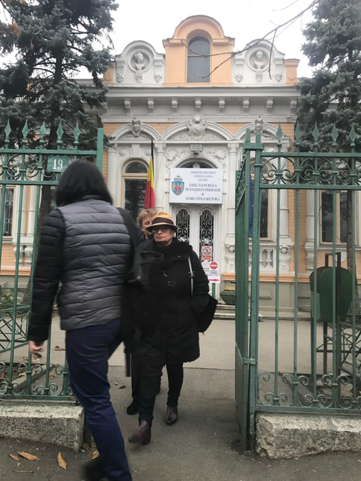 Doiniţa a fost ajutată în permanenţă de două prietene