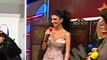 VIDEO Criticii vestimentari au facut-o praf pe Andreea Tonciu! Se imbraca ca o pitipoanca! Nu are niciun fel de gust vestimentar!