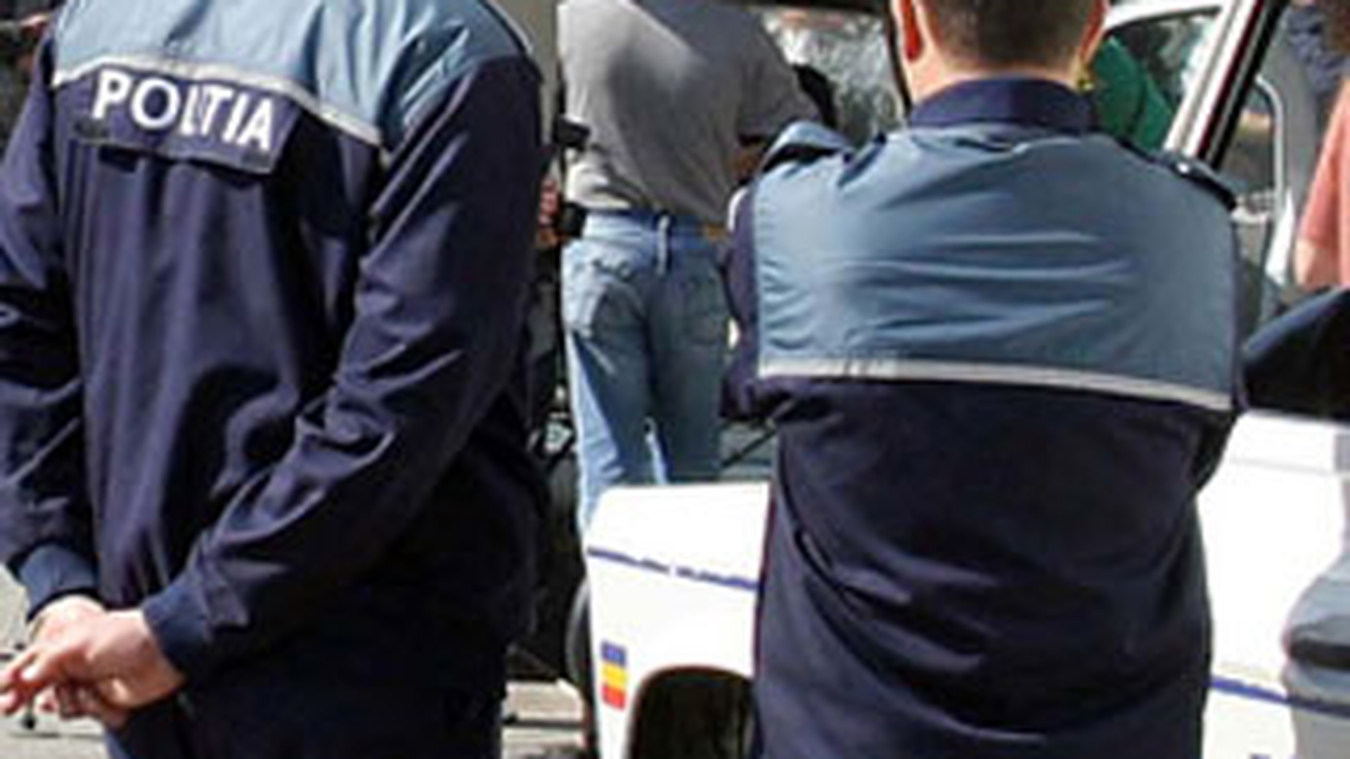 Un politist din Craiova a fost retinut de procurori, dupa ce a fost prins in flagrant primind mita 300 lei