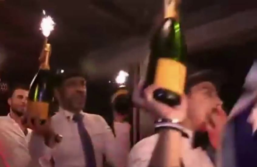 Șampaniile vin pe bandă rulantă în localul preferat al lui Bogdan Buzăianu