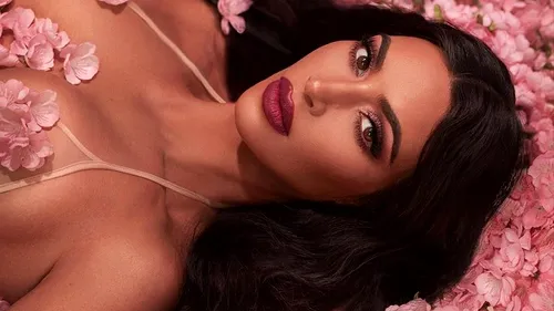 Kim Kardashian, criticată dur după ce a fost surprinsă topless: “Ai un soț și copii”