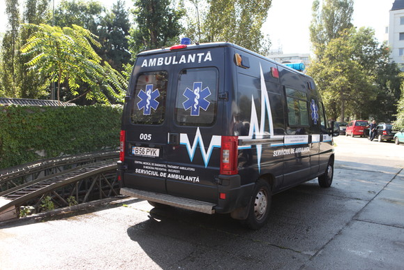 Isteria cu ”ambulanța neagră” a lovit și în Argeș: ”A răpit copilul din fața școlii!”
