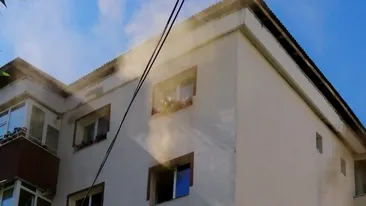 Incendiu într-un bloc din Câmpulung, 20 de persoane evacuate
