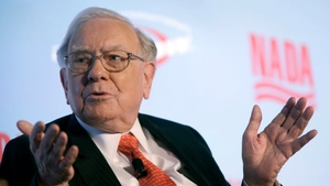 Warren Buffett a câștigat 13 miliarde de dolari, în timp ce alți miliardari pierd din cauza tarifelor impuse de Trump. Cum a reușit
