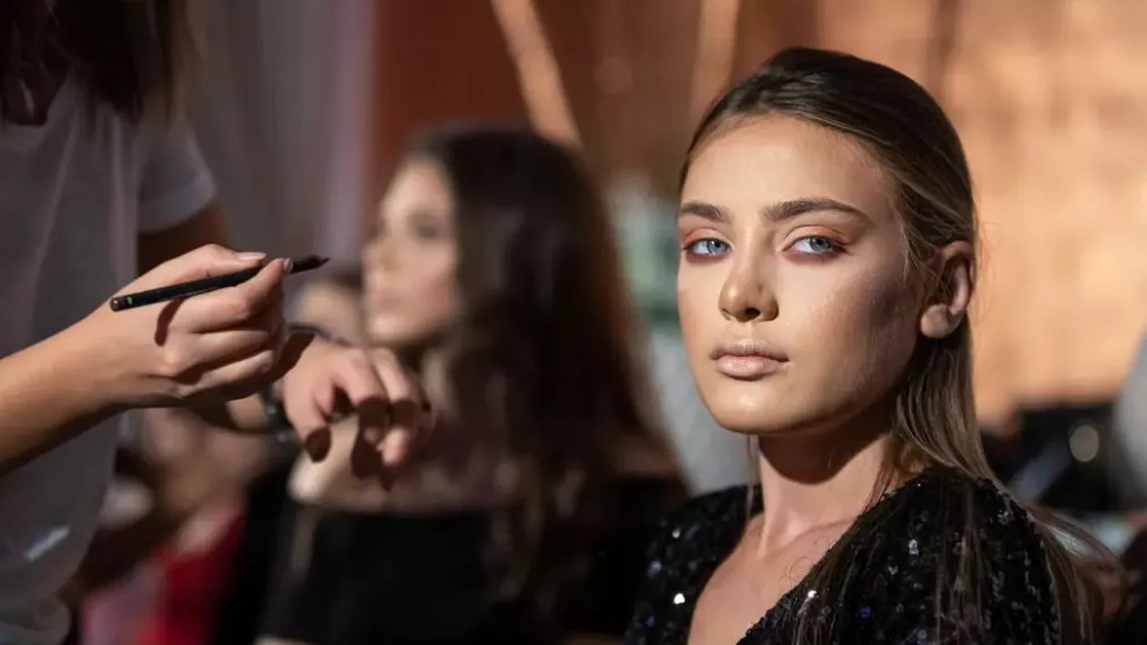 O mai ții minte pe Adina, fetița care trăia lângă groapa de gunoi la limita sărăciei? Cum arată și cu ce se ocupă acum