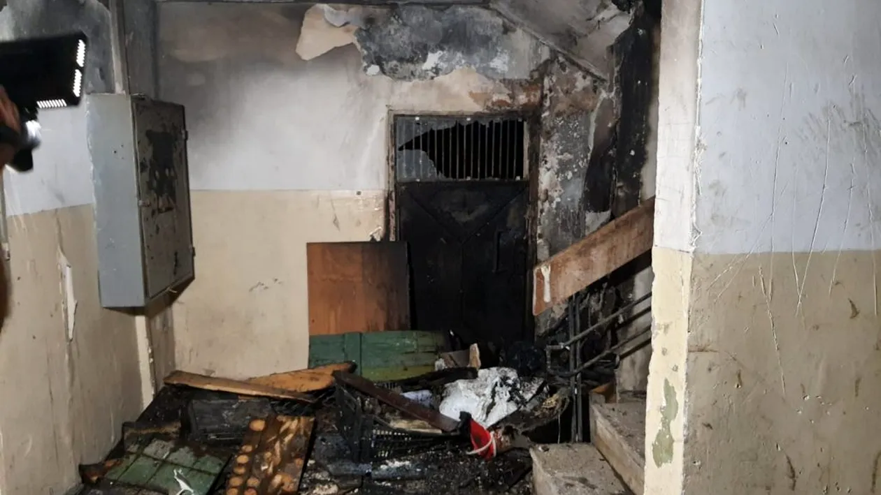 Au dat foc intenționat unui bloc din Neamț! Trei oameni au ajuns la spital, iar 40 de locatari au fost evacuați