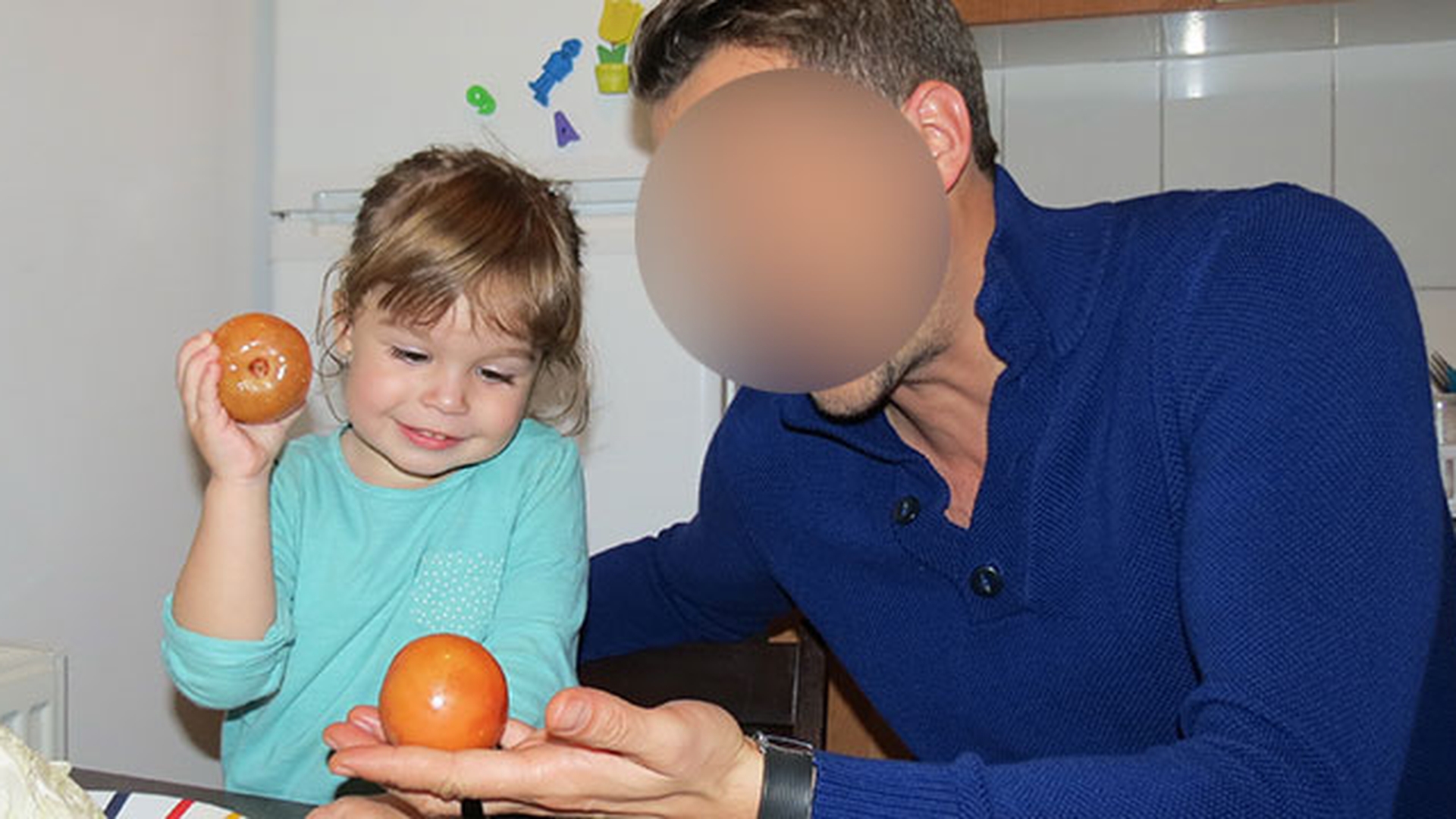 Il vezi in fiecare zi la televizor, dar habar n-aveai cat e de bun la casa omului. Un prezentator TV pune muraturi cu fiica lui!
