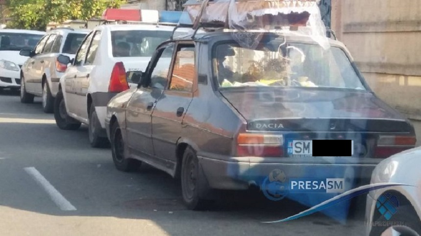 VIDEO / Scene care le-au dat fiori! Un bărbat a pus sicriul cu fratele mort pe plafonul maşinii şi a mers aşa pe străzi! Cum s-a încheiat plimbarea macabră