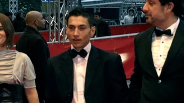 Viata chiar bate filmul! Vaduva actorului din Eu cand vreau sa fluier, fluier s-a maritat cu varul lui, Romeo! Stau in casa lui Papan si asculta manelele lui preferate!