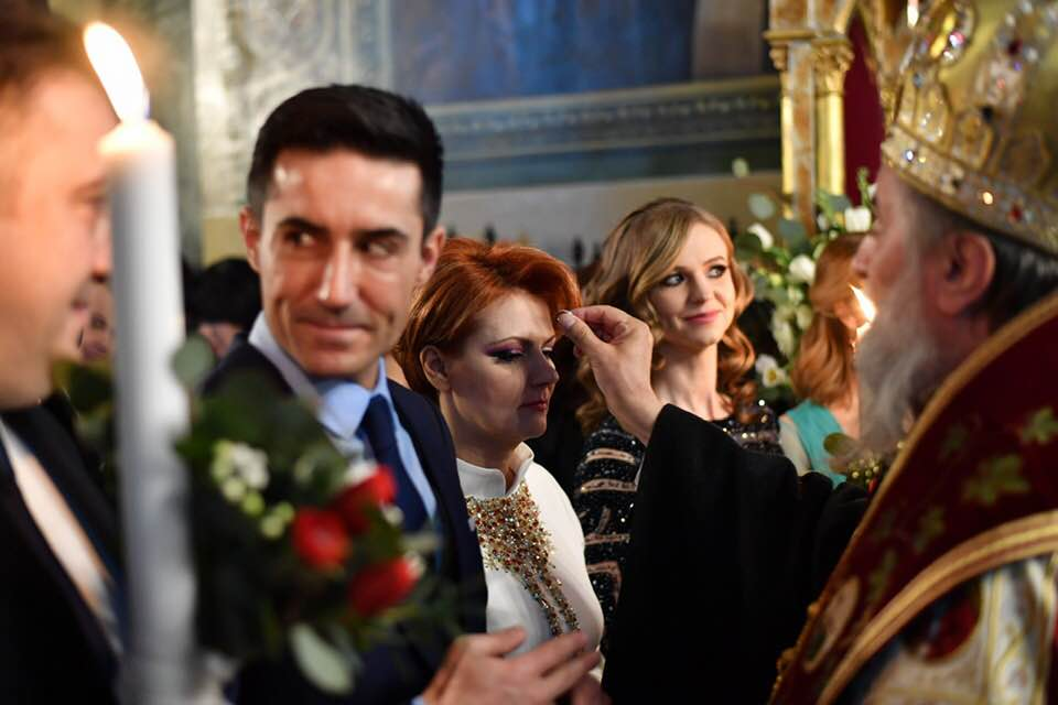 Primele imagini de la nunta Liei Olguța Vasilescu și a lui Claudiu Manda! Ce rochie a purtat mireasa în biserică