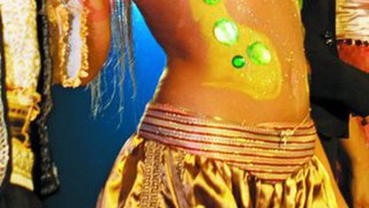 A defilat in sanii goi pe scena