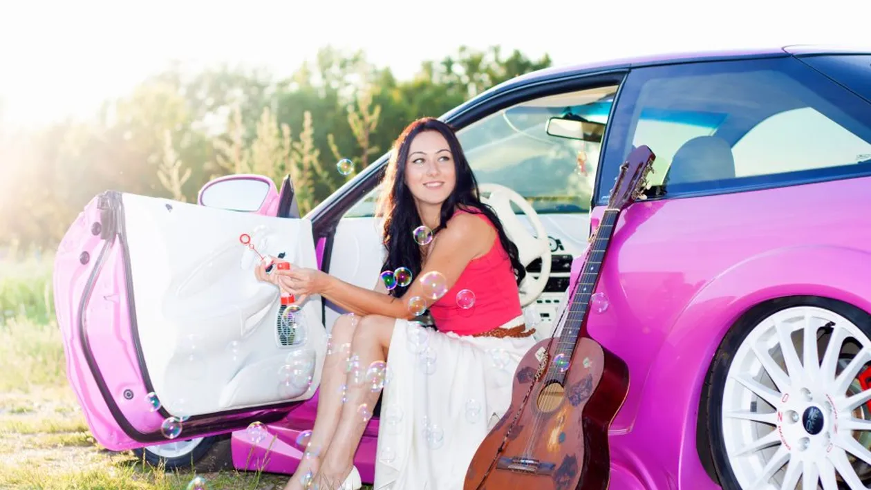 Sexy si furioasa! Povestea fabuloasa a celei dintai drifterite a tarii care face ravagii cu un “ursulet”!