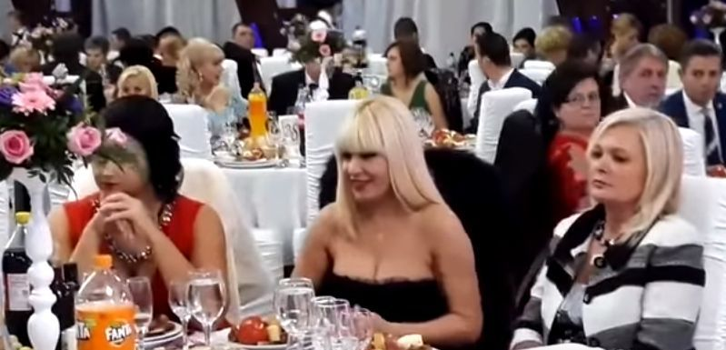 Maria Băsescu vs. Elena Udrea, la nunta cu 7.000 de invitaţi! Ce ţinute au ales fosta primă-doamnă şi blonda de la Cotroceni