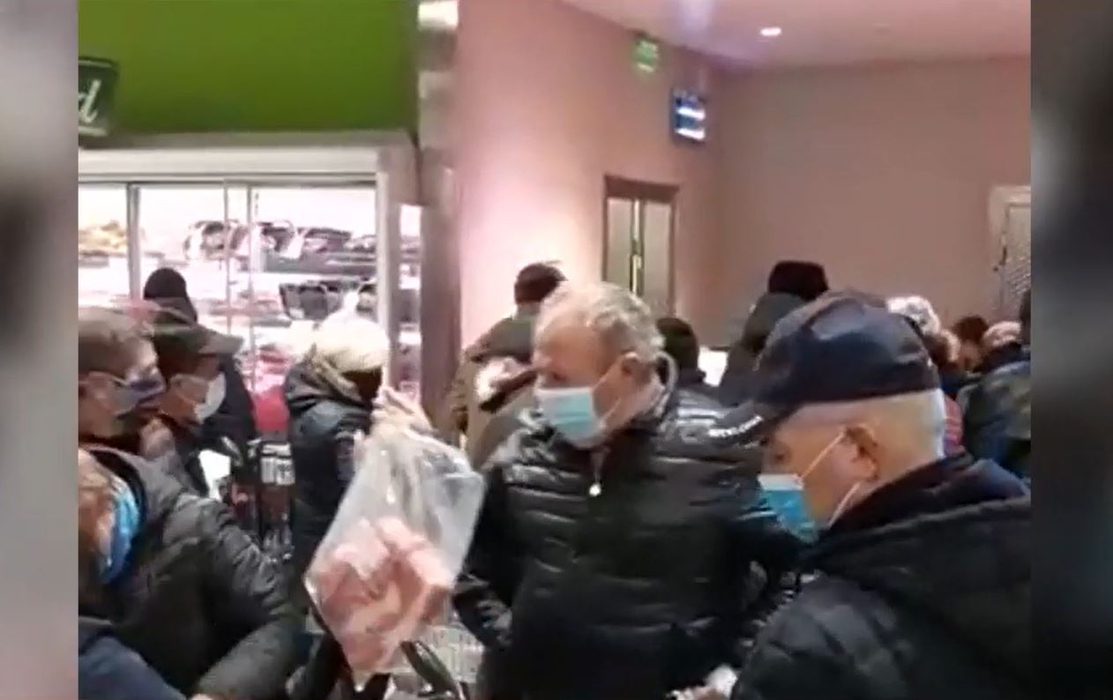 Zeci de oameni din Alexandria s-au luptat pentru carne la ofertă în pandemie. Autoritățile se tem că astfel de scene se vor repeta și în alte orașe