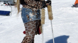 Pitipoanca de partie! E blonda, are clapari si schiuri cu blanita, fusta scurta de blugi si e imbracata in leopard - Vezi cum poate sa arate