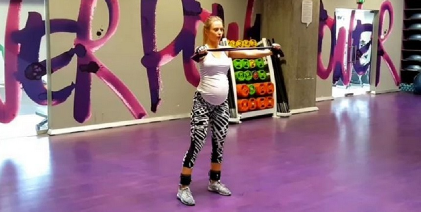 Delia, cuprinsă de emoţii! În trei săptămâni i se schimbă viaţa: „Abia aştept să spamez cu poze cu bebeluşul tău”