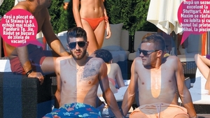 La soare te poti uita, da la ele - ba! Vezi cum arata jumatatile fotbalistilor Radut si Maxim!