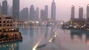 IMAGINI INCREDIBILE! Fantanile arteziene din Dubai, sincronizate pe melodia "I Will Always Love You" in memoria lui Whitney Houston