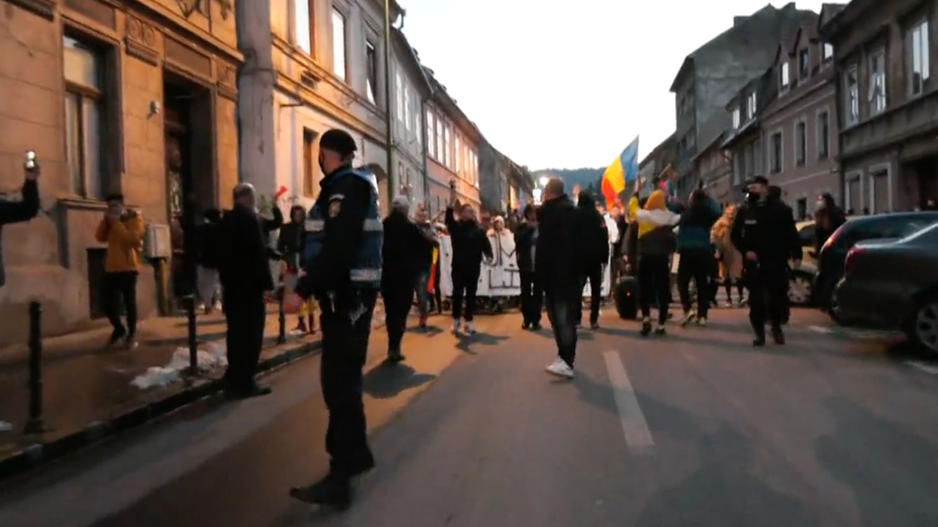 Imaginea zilei vine de la Brașov. Un bolnav de COVID, cu masca de oxigen pe față, privește pe geam protestele din stradă. FOTO