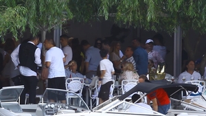 Pontoanele de pe lacul Snagov s-au transformat in Riviera Franceza! Va spunem doar ca aici sampania se bea la... roaba!