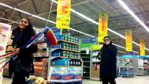 Bursuc, la hypermarket ca pe stadion! Scuipa plictisit seminte in timp ce sotia se chinuia sa traga cosul ticsit cu cumparaturi!