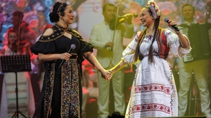 Detaliul care a atras atenţia tuturor! Ce au avut în biserică Vlăduţa Lupău şi naşa Andra Măruţă. Puţini mai respectă regula