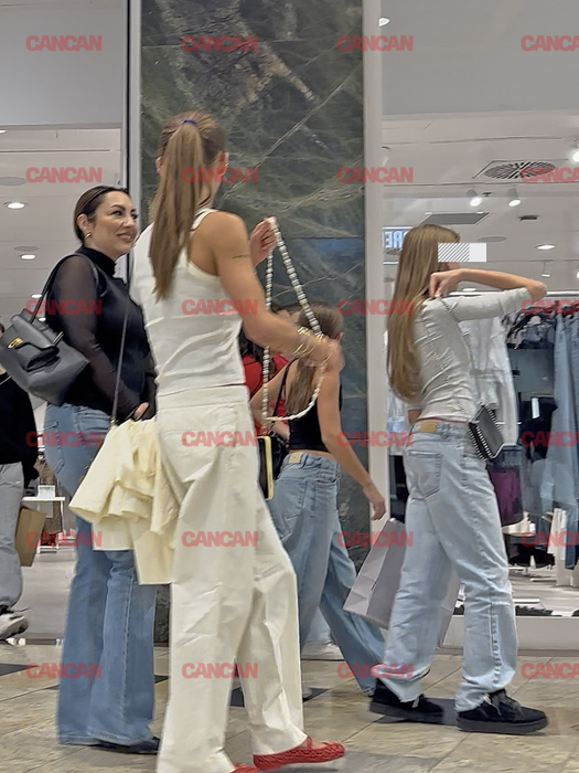 Andra Măruță și fiica ei, Eva, la shopping în Băneasa